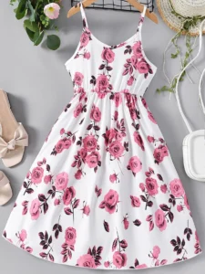 Vestido corto blanco floral con tirantes para niña, vista frontal mostrando estampado floral rosa y falda campana.