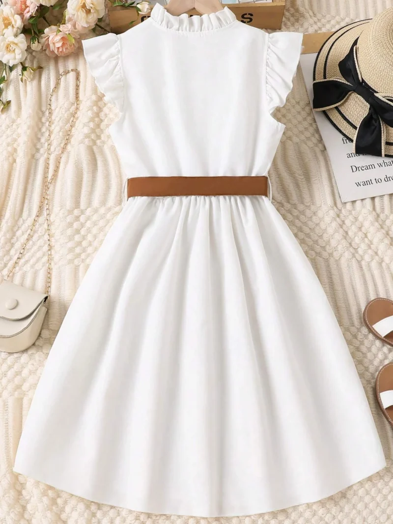 Imagen trasera: Vestido blanco con cinturón marrón para niña visto de espalda.