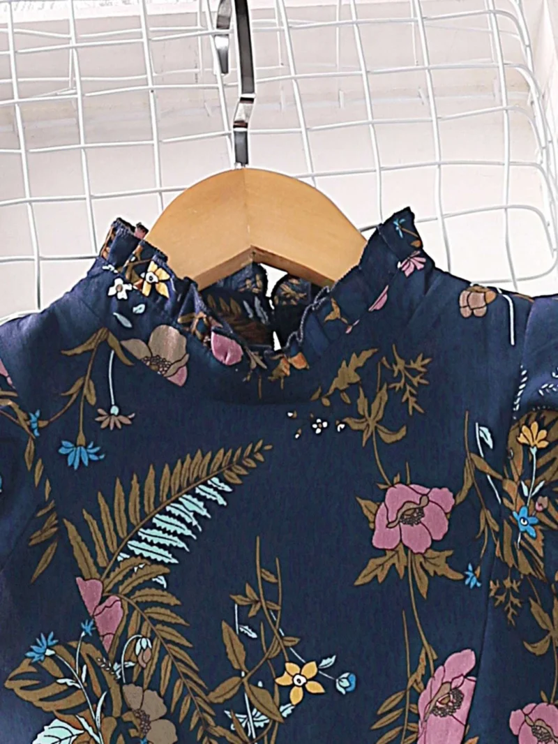 Detalle de cuello alzado del vestido azul marino floral para niña.