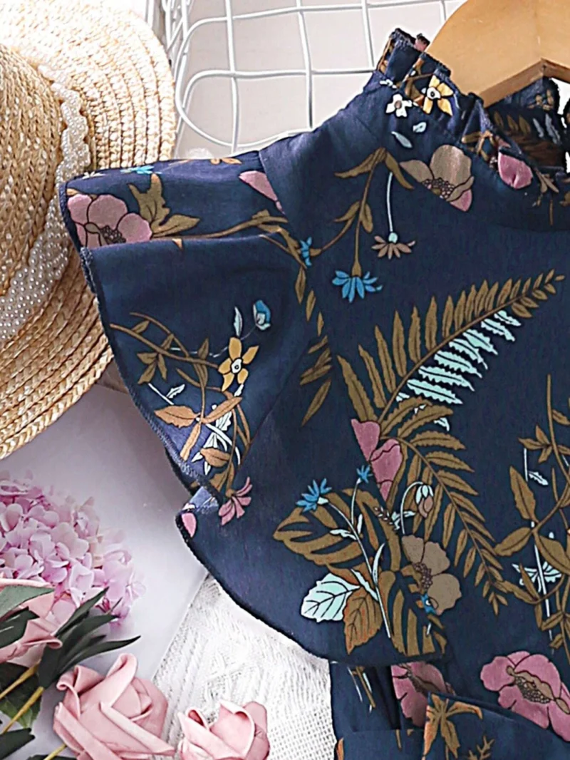 Manga con volante del vestido azul marino floral para niña.