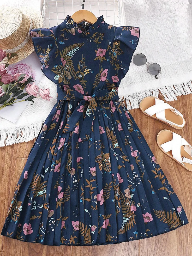 Vestido azul marino floral para niña con cuello alzado y cinturón.