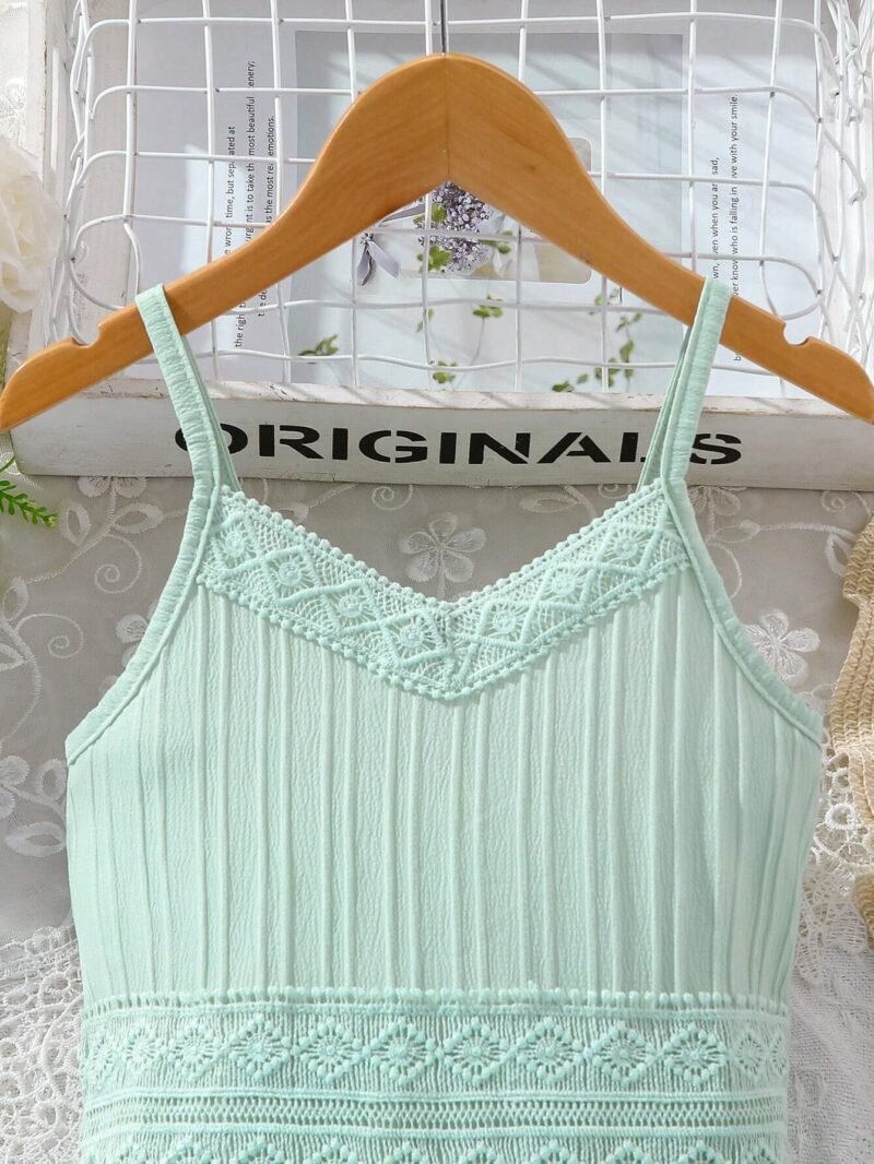 Escote y tirantes finos con detalle de encaje en vestido verde para niñas.