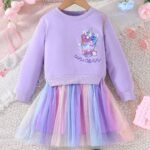 Vestido sudadera morado con diseño de unicornio y falda de tul multicolor.