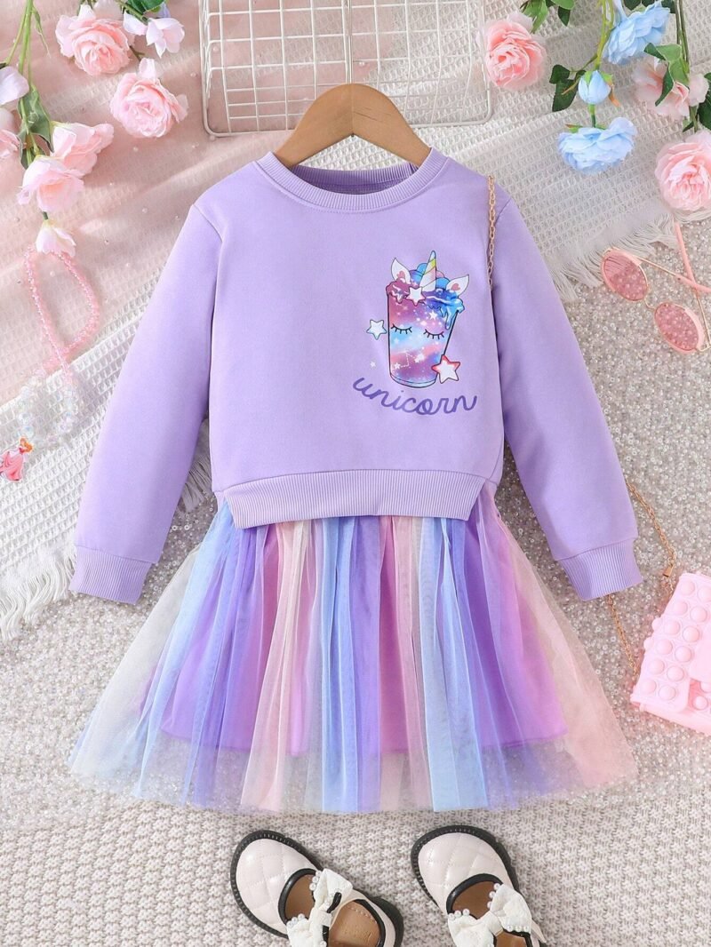 Vestido sudadera morado con diseño de unicornio y falda de tul multicolor.