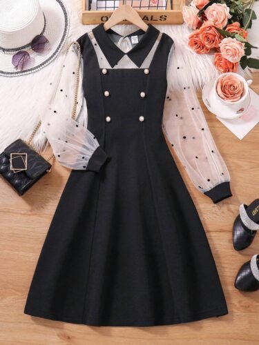 Vestido negro elegante con mangas de gasa y doble botonadura, ideal para niñas.