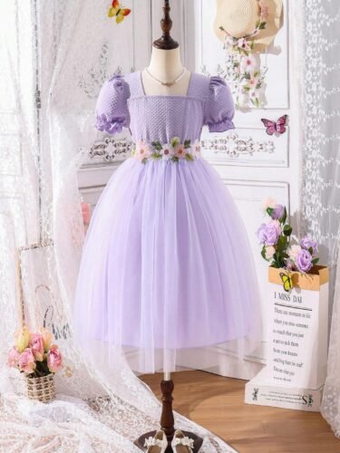 Vestido elegante morado para niña con falda de tul y detalles florales visto de frente.