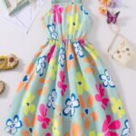 Imagen frontal: Vestido verde floral con tirantes para niña visto de frente.