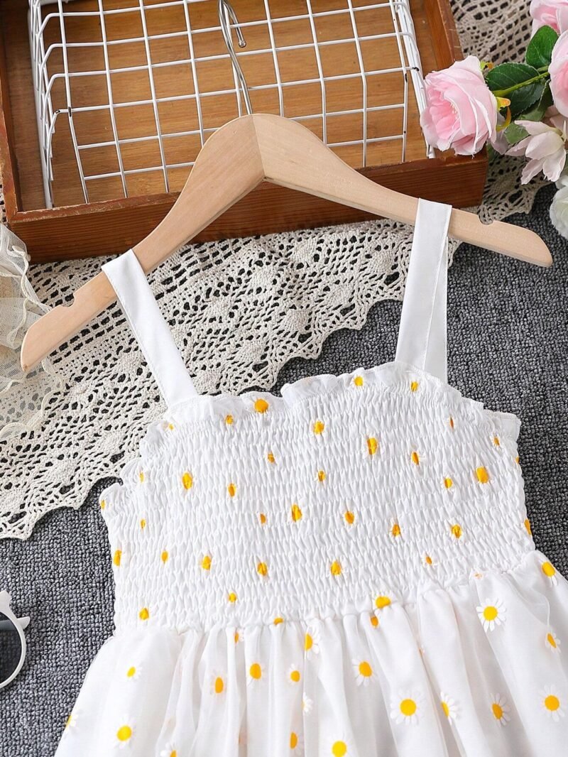 Detalle del fruncido en el busto del vestido de tirantes para niñas.