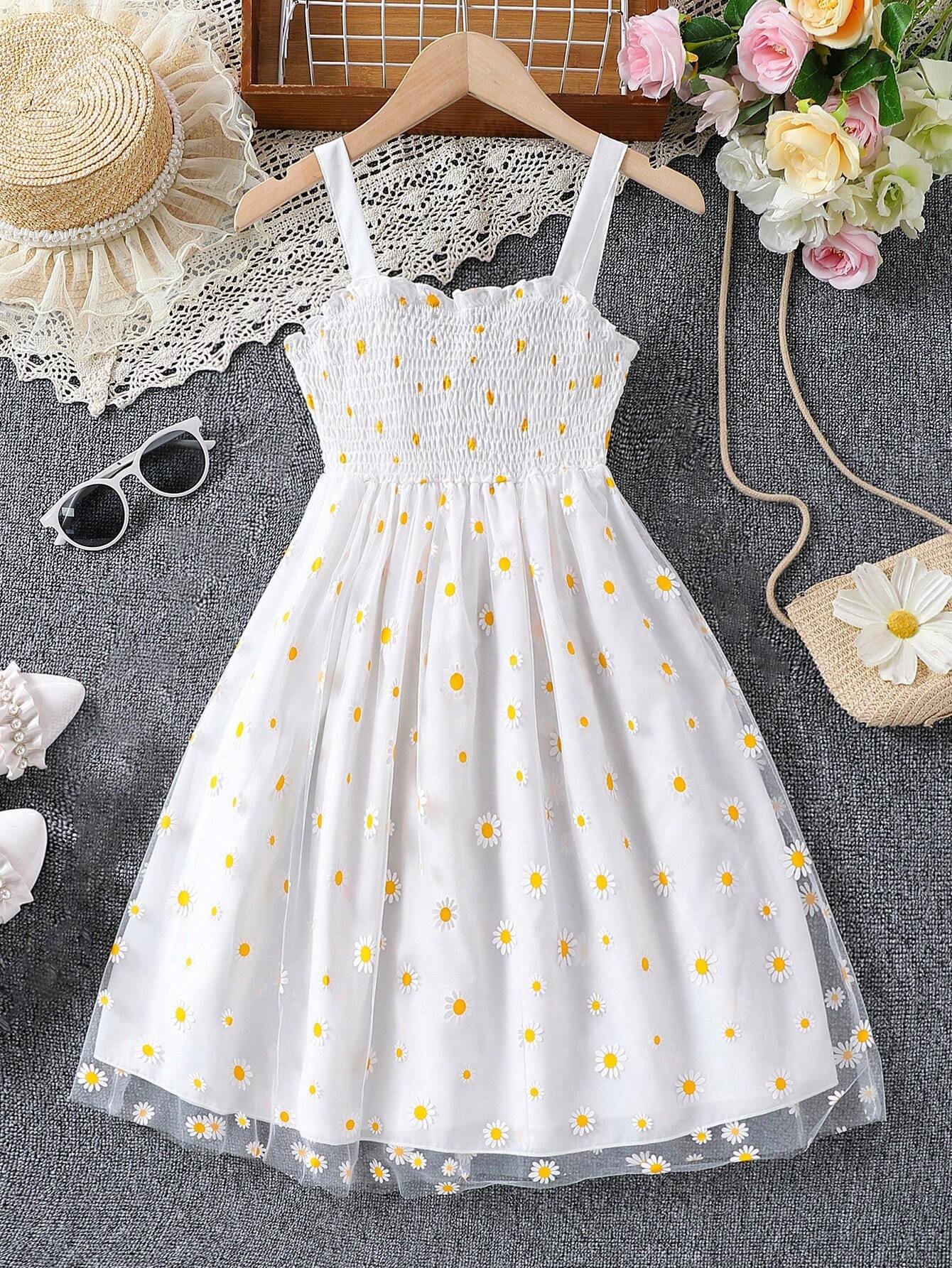 Vestido de tirantes para niñas con estampado de margaritas y falda de tul en color blanco.