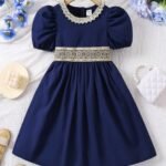 Vestido azul marino con encaje dorado y manga farol.