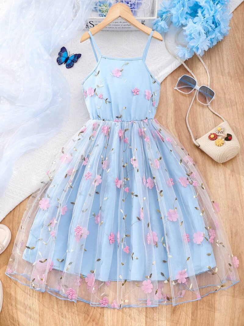 Vestido azul con tul bordado y apliques para niña, vista trasera con detalles florales bordados.