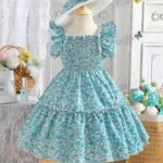Vestido verde con estampado floral, volantes en los hombros e incluye sombrero a juego.