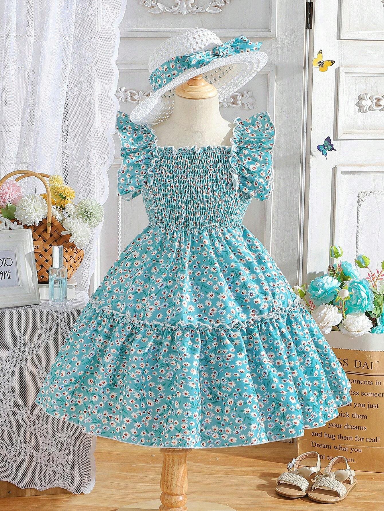 Vestido verde con estampado floral, volantes en los hombros e incluye sombrero a juego.