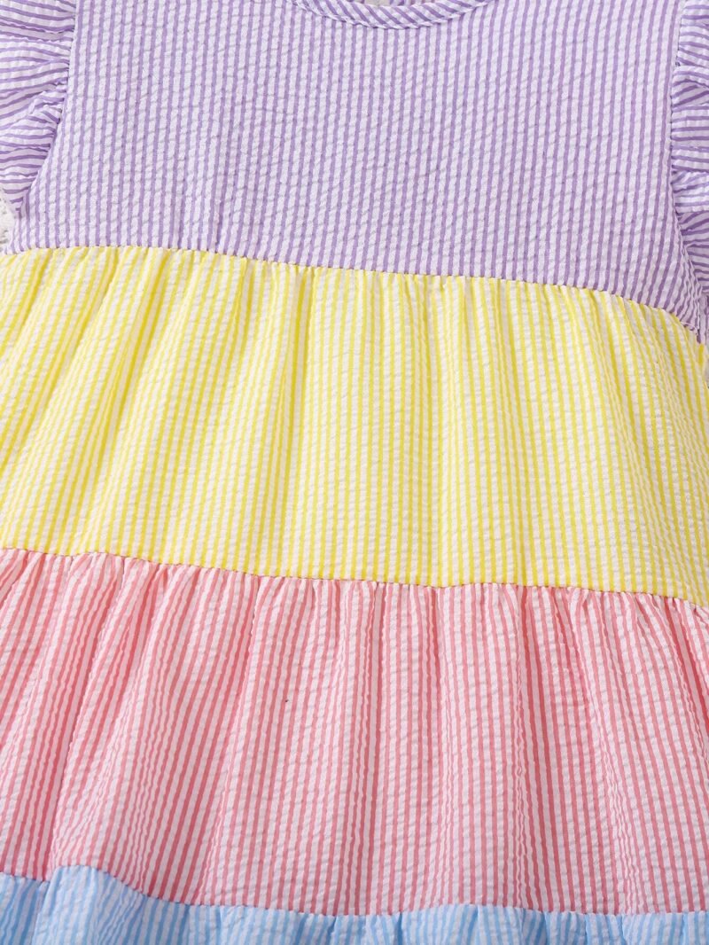 Detalle de la falda en capas de colores pastel del vestido para niña.