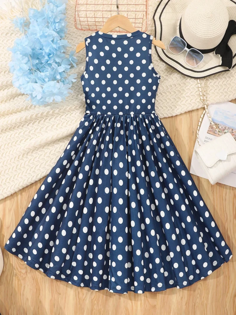 Vista trasera del vestido midi azul con lunares para niñas, con cremallera y talle alto.