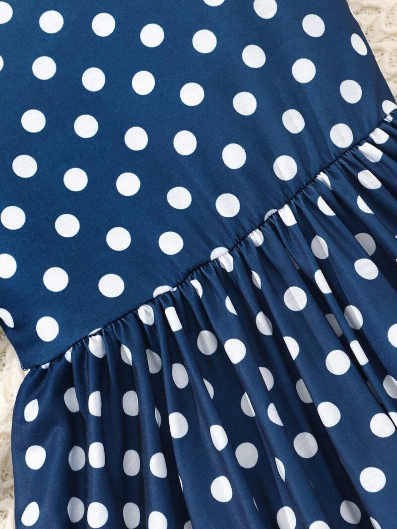 Detalle del estampado de lunares del vestido midi azul para niñas, resaltando su tejido y acabado.