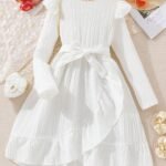 Vestido blanco elegante con volantes y cinturón para niñas, ideal para eventos especiales.
