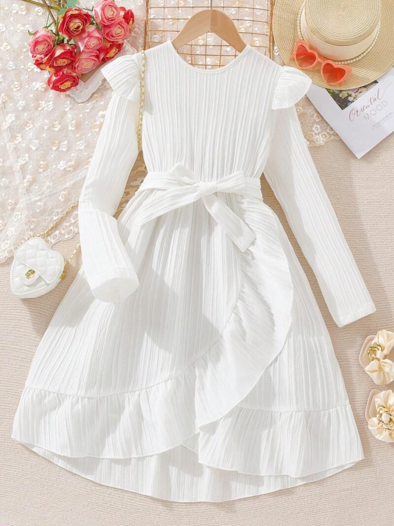 Vestido blanco elegante con volantes y cinturón para niñas, ideal para eventos especiales.