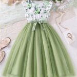 Imagen frontal: Vestido verde floral con tirantes para niña visto de frente.