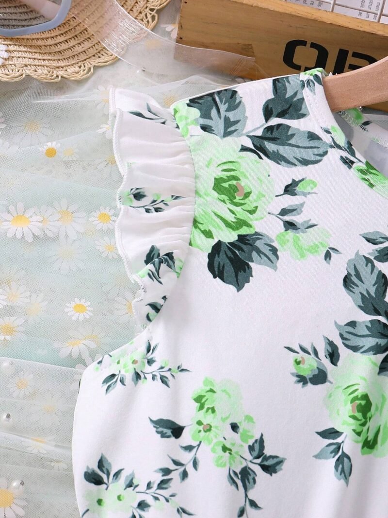 Detalle tirantes: Detalle de tirantes con volantes fruncidos del vestido verde floral para niña.