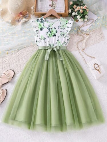 Imagen frontal: Vestido verde floral con tirantes para niña visto de frente.
