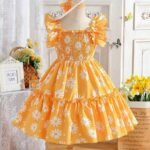 Vestido amarillo con estampado de margaritas y volantes en los hombros.