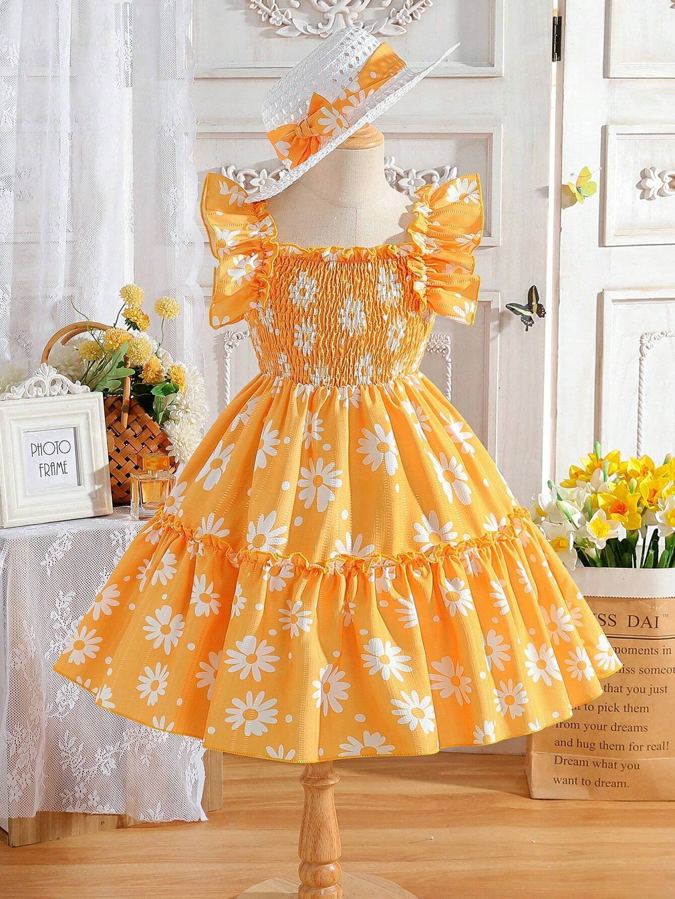 Vestido amarillo con estampado de margaritas y volantes en los hombros.