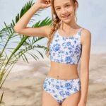 Bikini blanco floral para niñas, vista frontal, ideal para playa y piscina.