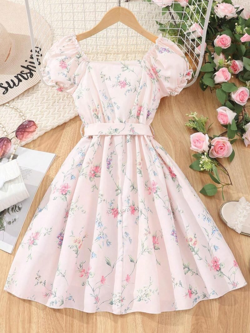 Vista trasera del vestido rosa floral para niñas con talle alto y falda campana.