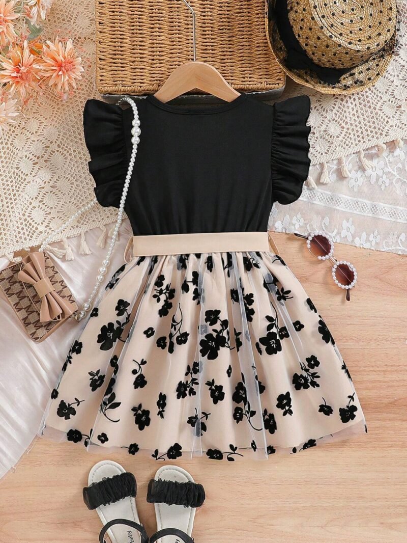 Parte trasera del vestido negro floral de gasa para niña con cinturón beige.