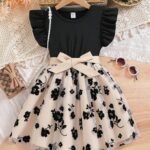 Vestido negro floral de gasa para niña con cinturón y falda de campana.