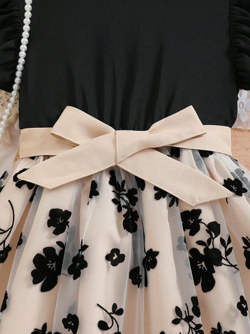Manga con volante del vestido negro floral de gasa para niña.