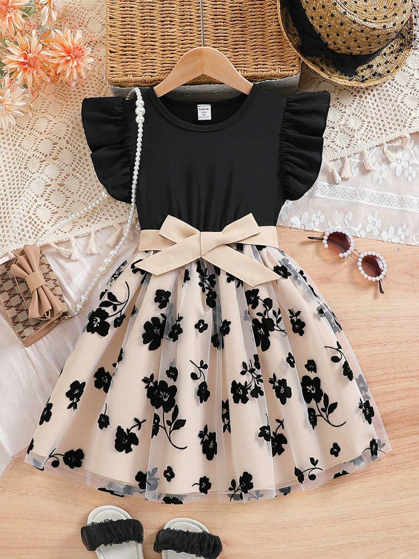 Vestido negro floral de gasa para niña con cinturón y falda de campana.