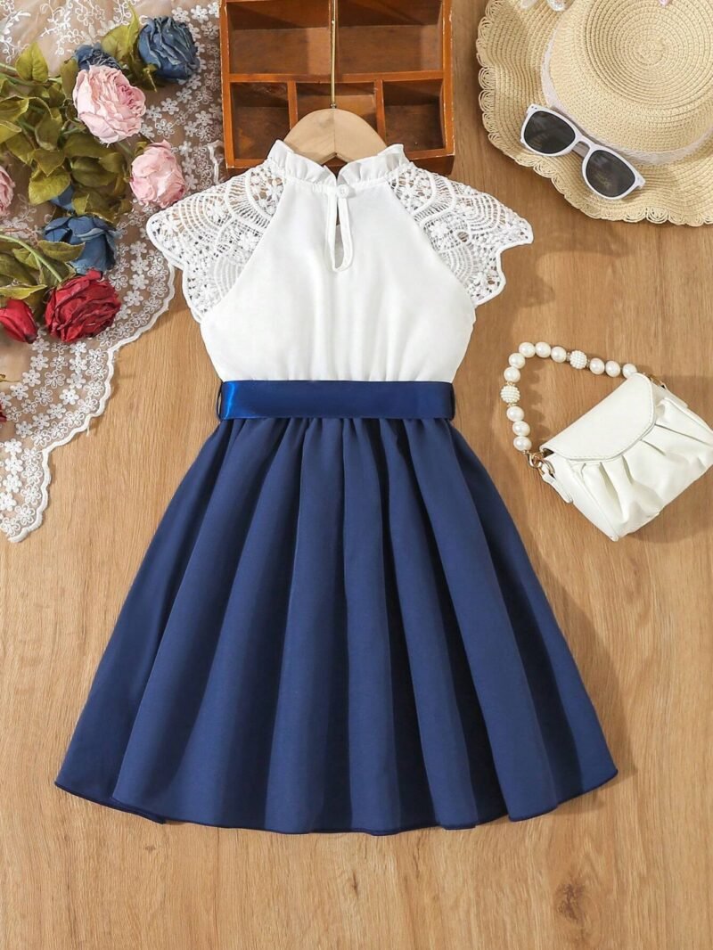 Vestido azul con encaje para niña, vista trasera con cierre y detalles de manga volante.
