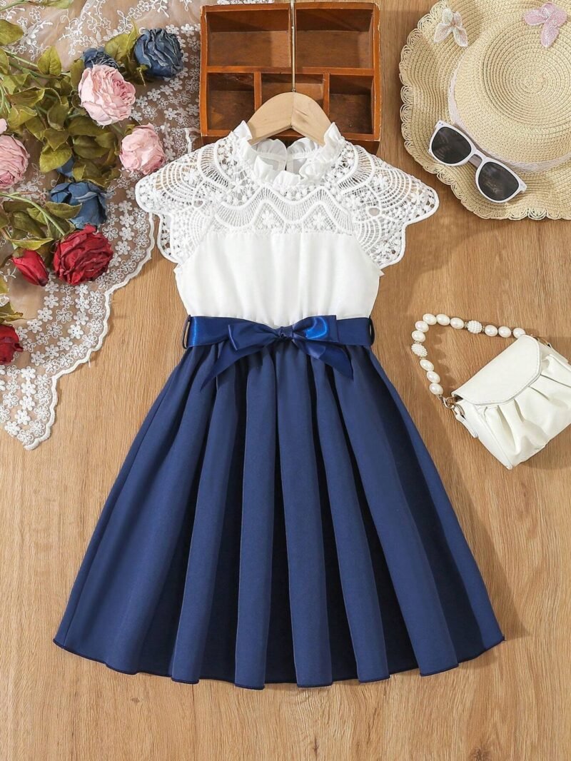 Vestido azul con encaje para niña, vista frontal mostrando detalles de la falda plisada y lazo satinado.