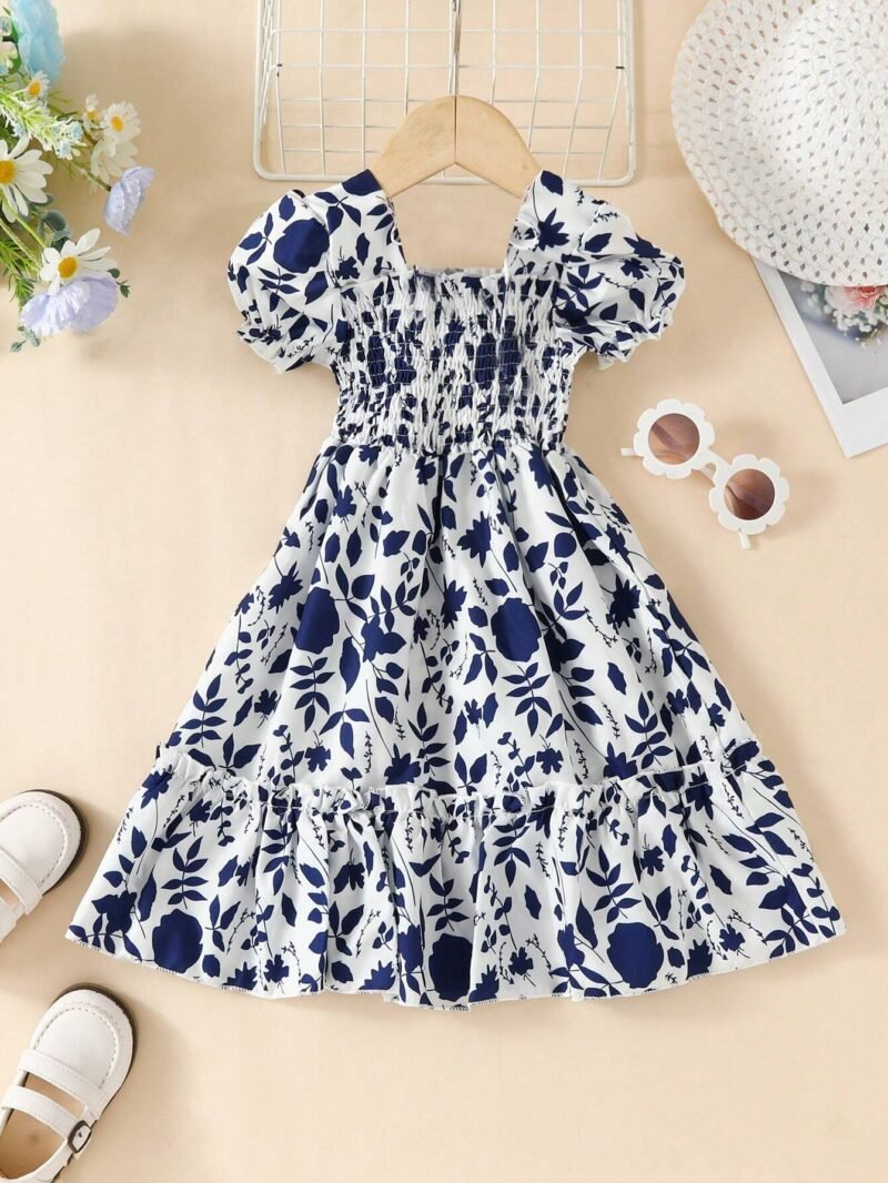 Vestido bohemio para niña azul marino, vista completa sobre fondo decorado