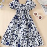 Vestido bohemio para niña azul marino con estampado floral en vista frontal
