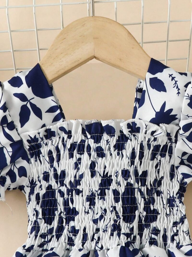 Detalle del escote cuadrado del vestido bohemio para niña azul marino