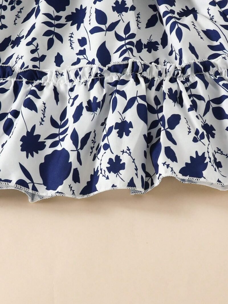 Acabado inferior con volantes del vestido bohemio para niña azul marino