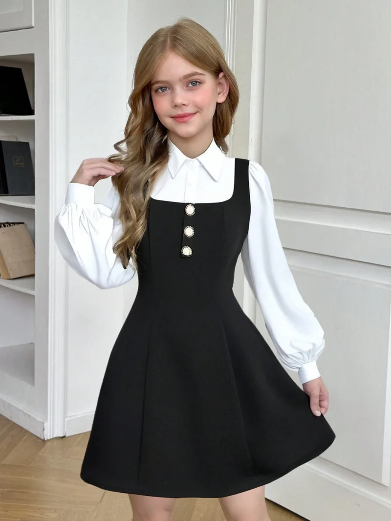 Conjunto blanco y negro con blusa de manga larga y vestido negro con botones decorativos.