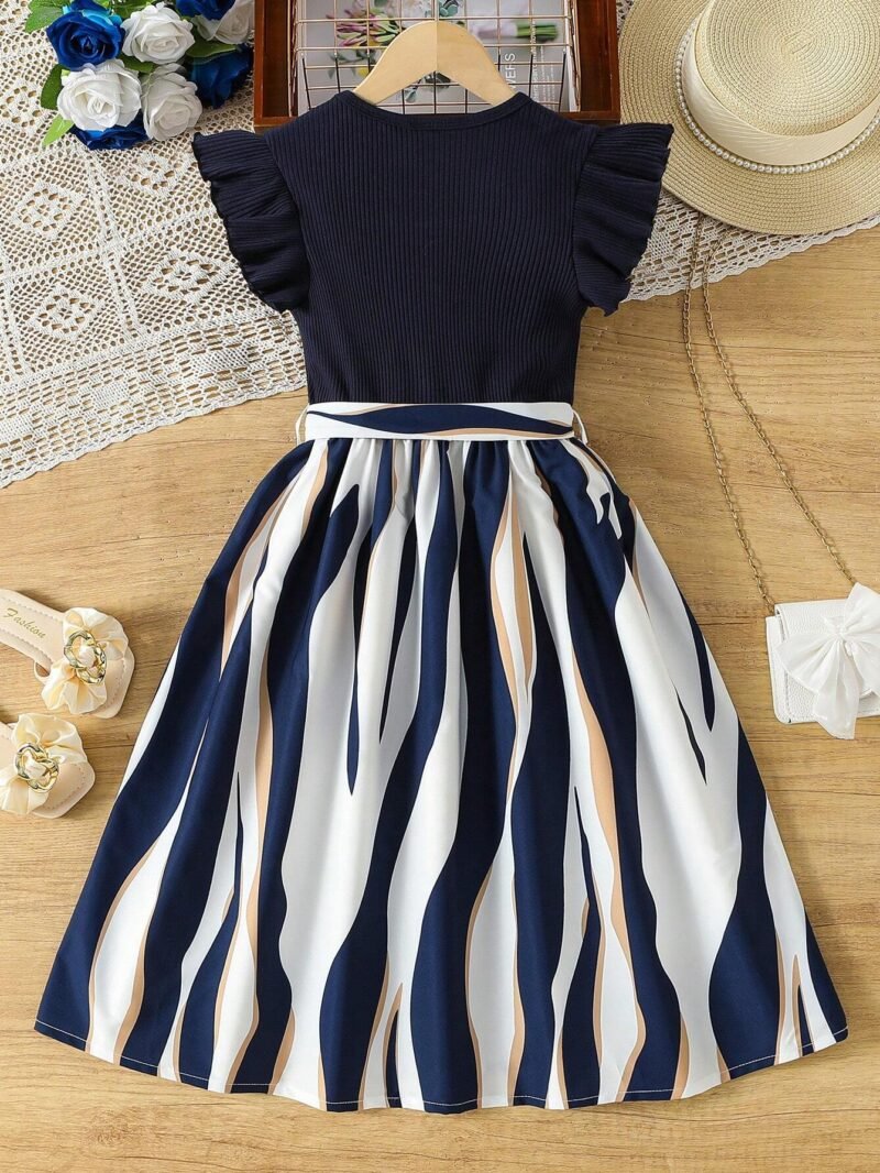 Vista trasera del vestido largo azul para niñas con estampado geométrico.