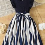 Vestido largo azul para niñas con cinturón y volantes en las mangas.
