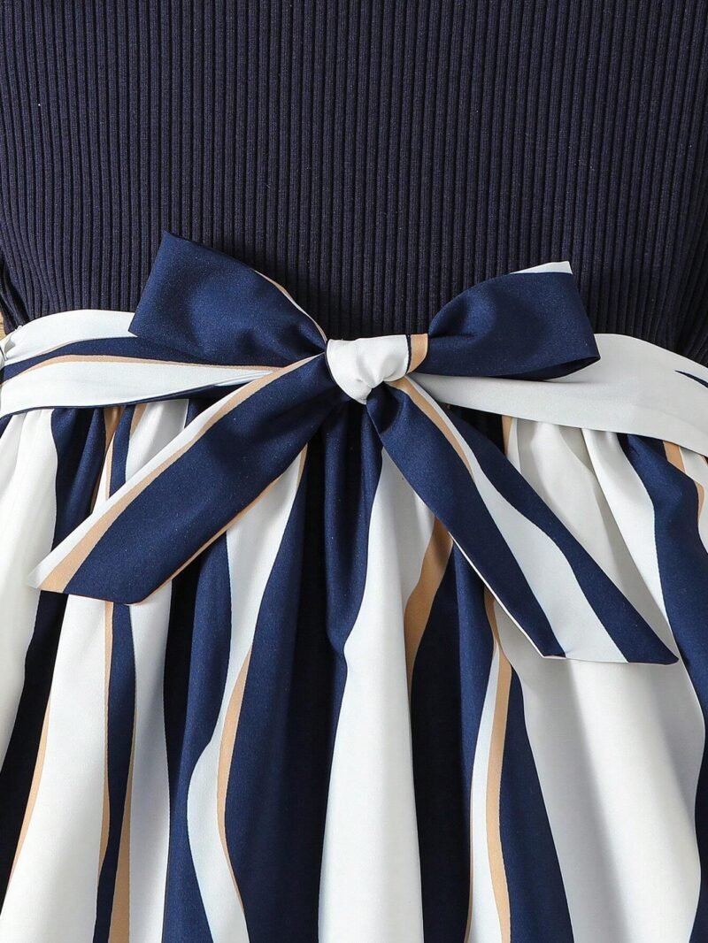 Detalle del lazo en la cintura del vestido largo azul para niñas.
