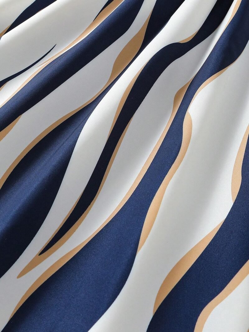 Primer plano del estampado geométrico del vestido largo azul para niñas.