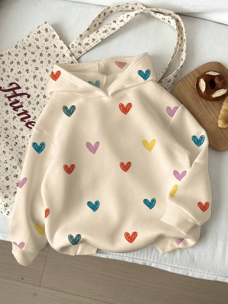 Sudadera infantil beige con corazones de colores y capucha, ideal para niñas.