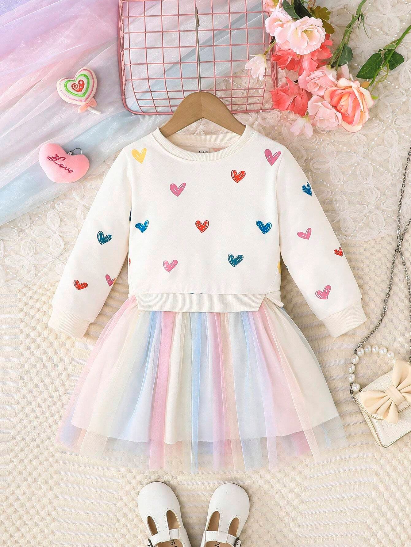 Vestido de sudadera para niñas con estampado de corazones y falda de tul en tonos pastel.