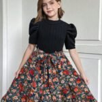 Vestido midi floral para niñas con mangas farol y cinturón decorativo, vista frontal.