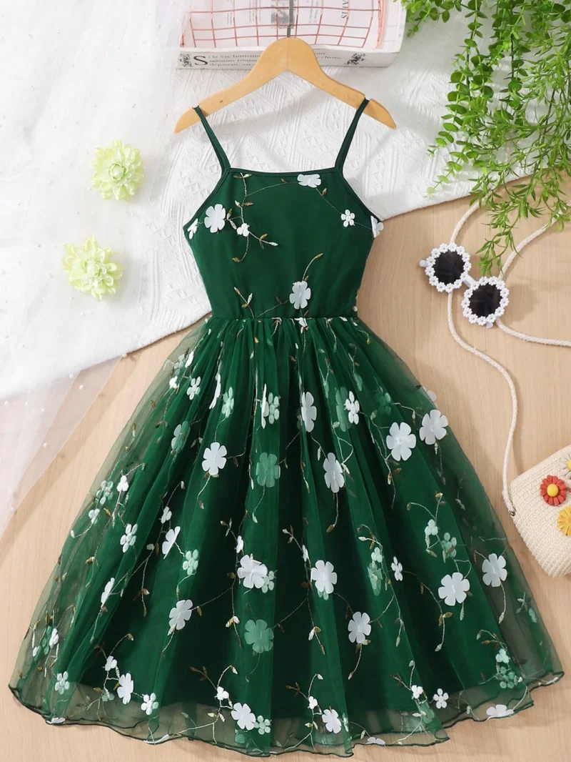 Vestido verde oscuro con tul bordado para niña, vista trasera con detalles bordados y corte elegante.