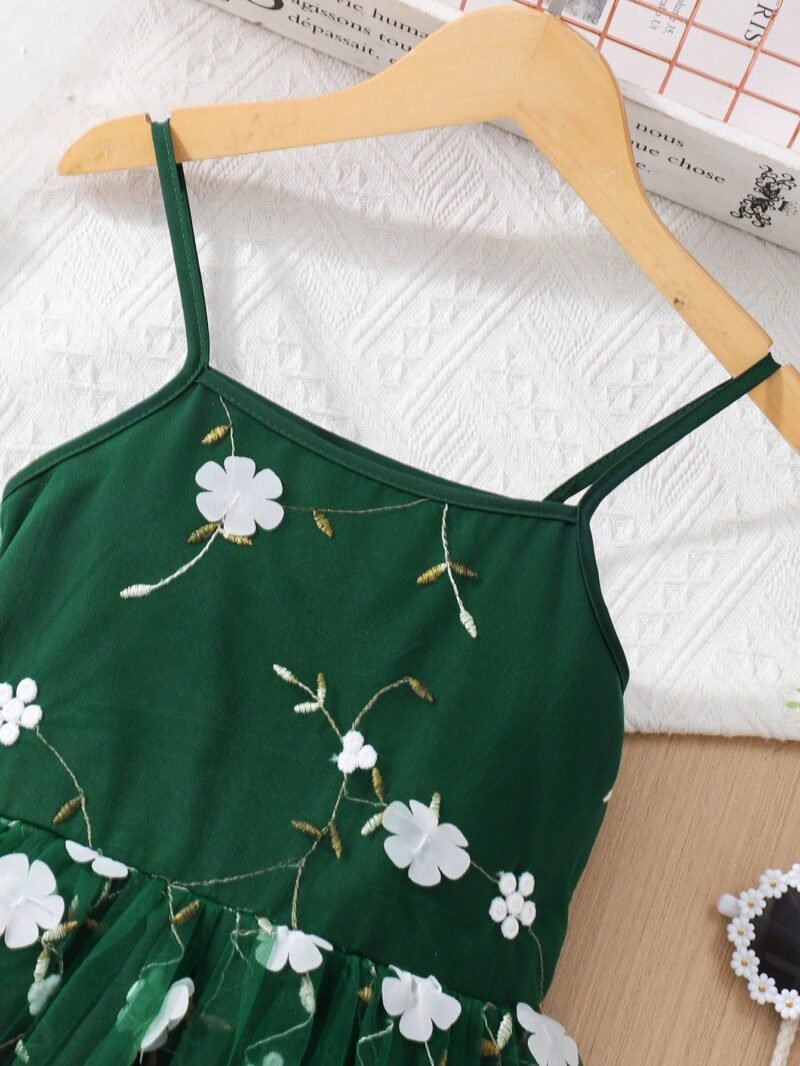 Detalle del escote y tirantes finos con bordado floral del vestido verde oscuro con tul bordado para niña.