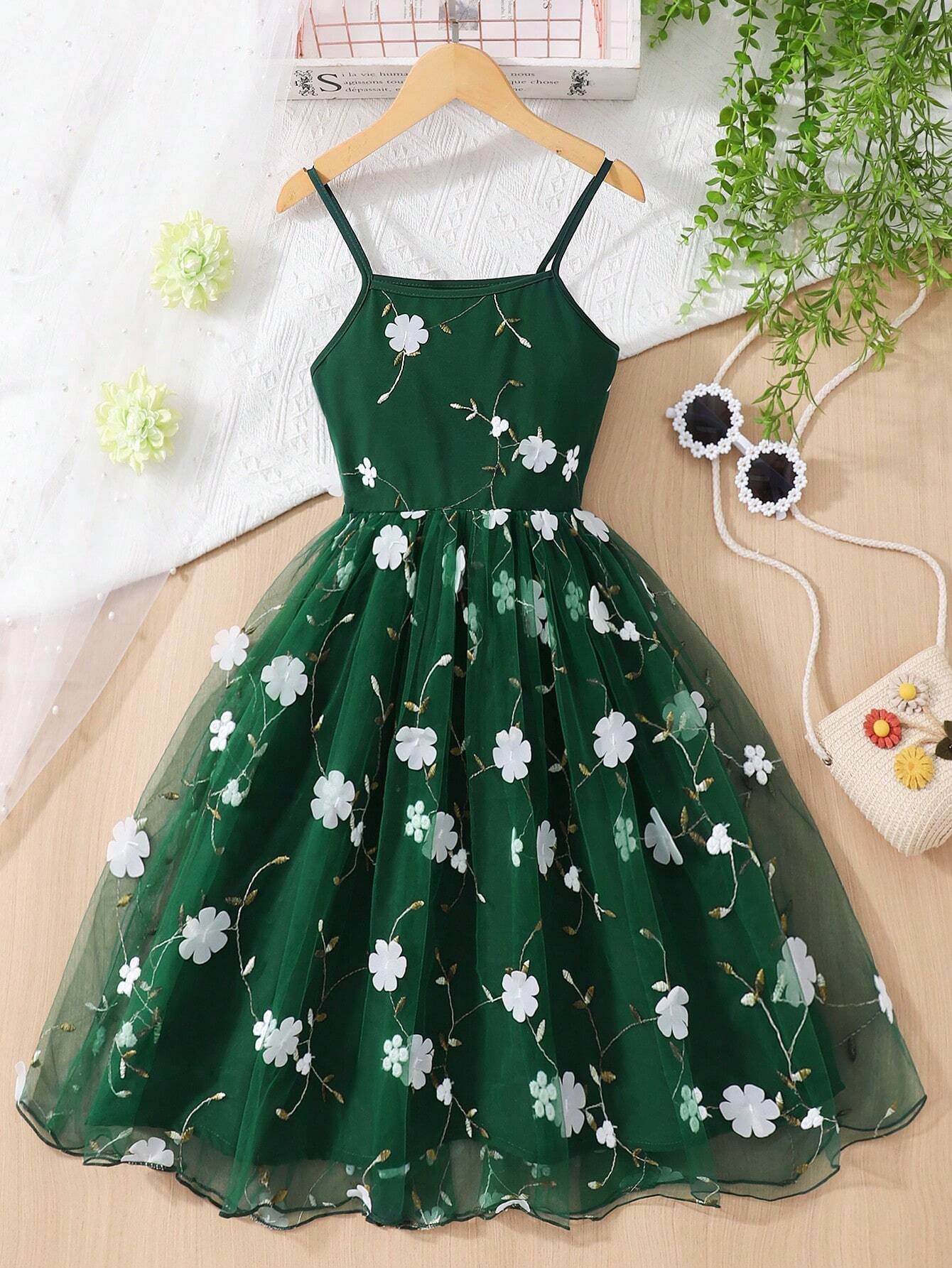 Vestido verde oscuro con tul bordado para niña, vista frontal mostrando tirantes finos y falda campana.